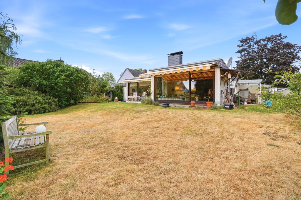 Gütelhöfer Immobilien - Immobilienangebot - Rheinbach - Alle - Sanierung oder Neubau? 906m² Traumgrundstück mit Bungalow und Garage in Rheinbacher Top-Lage
