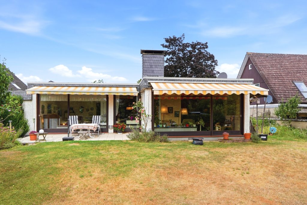 Gütelhöfer Immobilien - Immobilienangebot - Rheinbach - Alle - Sanierung oder Neubau? 906m² Traumgrundstück mit Bungalow und Garage in Rheinbacher Top-Lage