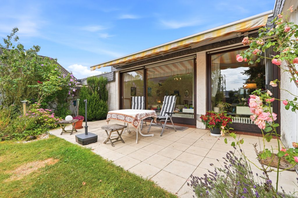 Gütelhöfer Immobilien - Immobilienangebot - Rheinbach - Alle - Sanierung oder Neubau? 906m² Traumgrundstück mit Bungalow und Garage in Rheinbacher Top-Lage