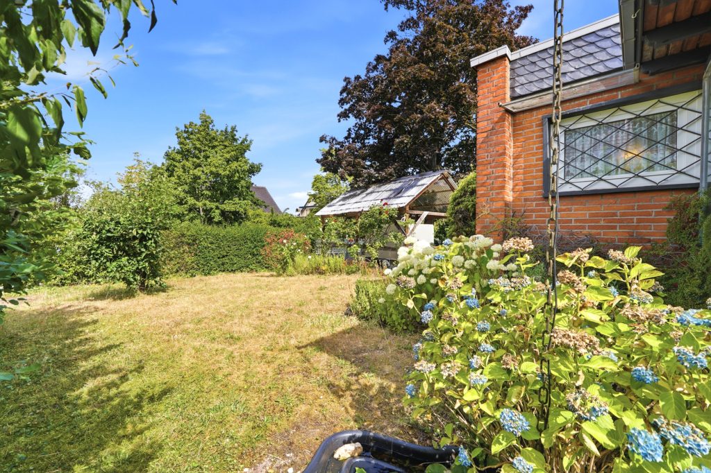 Gütelhöfer Immobilien - Immobilienangebot - Rheinbach - Alle - Sanierung oder Neubau? 906m² Traumgrundstück mit Bungalow und Garage in Rheinbacher Top-Lage