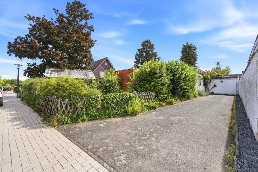 Gütelhöfer Immobilien - Immobilienangebot - Rheinbach - Alle - Sanierung oder Neubau? 906m² Traumgrundstück mit Bungalow und Garage in Rheinbacher Top-Lage