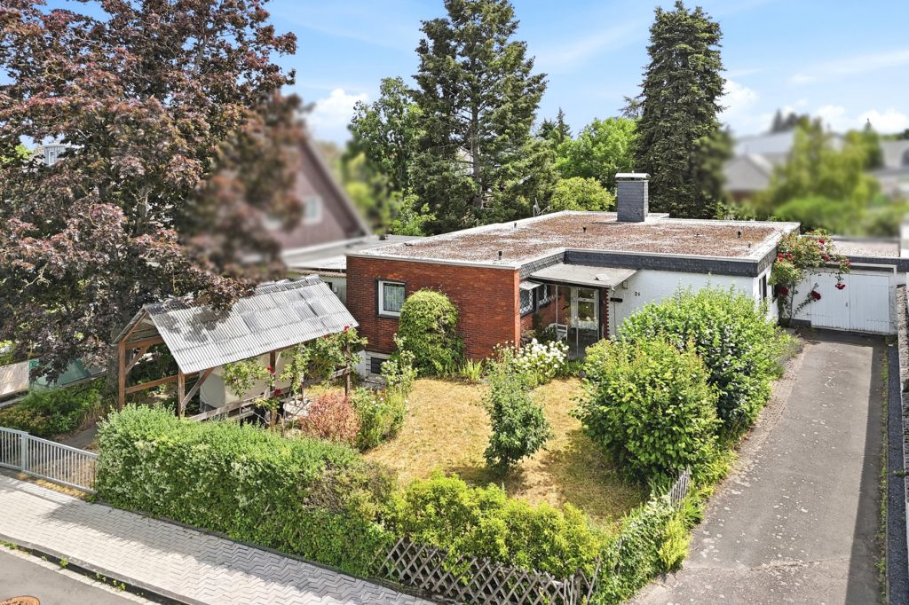 Gütelhöfer Immobilien - Immobilienangebot - Rheinbach - Alle - Sanierung oder Neubau? 906m² Traumgrundstück mit Bungalow und Garage in Rheinbacher Top-Lage
