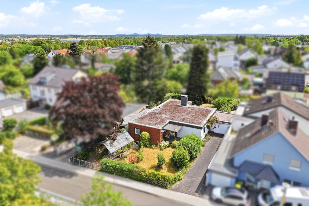 Gütelhöfer Immobilien - Immobilienangebot - Rheinbach - Alle - Sanierung oder Neubau? 906m² Traumgrundstück mit Bungalow und Garage in Rheinbacher Top-Lage