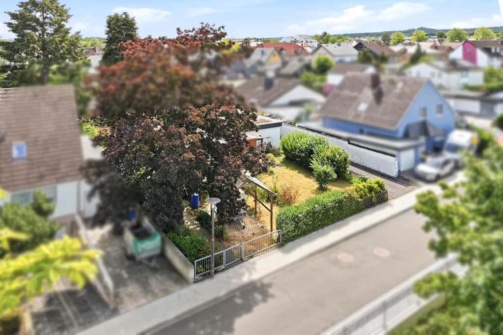 Gütelhöfer Immobilien - Immobilienangebot - Rheinbach - Alle - Sanierung oder Neubau? 906m² Traumgrundstück mit Bungalow und Garage in Rheinbacher Top-Lage