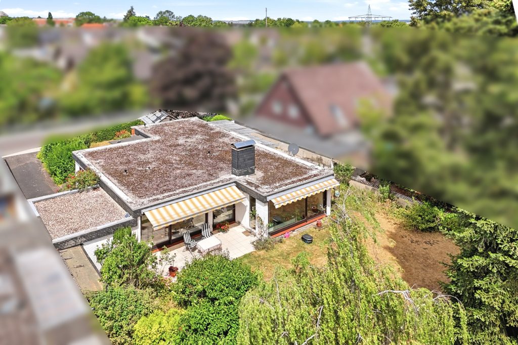 Gütelhöfer Immobilien - Immobilienangebot - Rheinbach - Alle - Sanierung oder Neubau? 906m² Traumgrundstück mit Bungalow und Garage in Rheinbacher Top-Lage