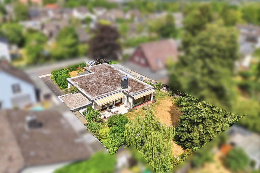 Gütelhöfer Immobilien - Immobilienangebot - Rheinbach - Alle - Sanierung oder Neubau? 906m² Traumgrundstück mit Bungalow und Garage in Rheinbacher Top-Lage