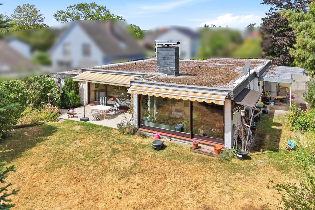 Gütelhöfer Immobilien - Immobilienangebot - Rheinbach - Alle - Sanierung oder Neubau? 906m² Traumgrundstück mit Bungalow und Garage in Rheinbacher Top-Lage