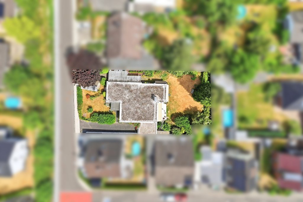 Gütelhöfer Immobilien - Immobilienangebot - Rheinbach - Alle - Sanierung oder Neubau? 906m² Traumgrundstück mit Bungalow und Garage in Rheinbacher Top-Lage