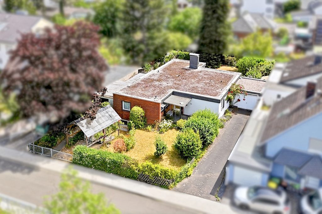 Gütelhöfer Immobilien - Immobilienangebot - Rheinbach - Alle - Sanierung oder Neubau? 906m² Traumgrundstück mit Bungalow und Garage in Rheinbacher Top-Lage