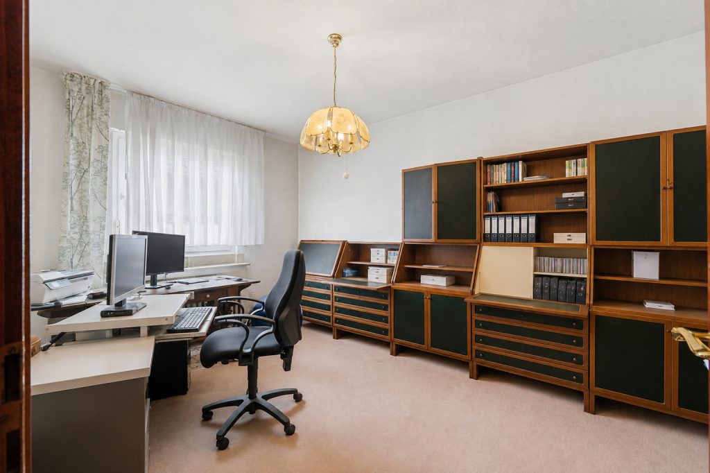 Gütelhöfer Immobilien - Immobilienangebot - Rheinbach - Alle - Sanierung oder Neubau? 906m² Traumgrundstück mit Bungalow und Garage in Rheinbacher Top-Lage