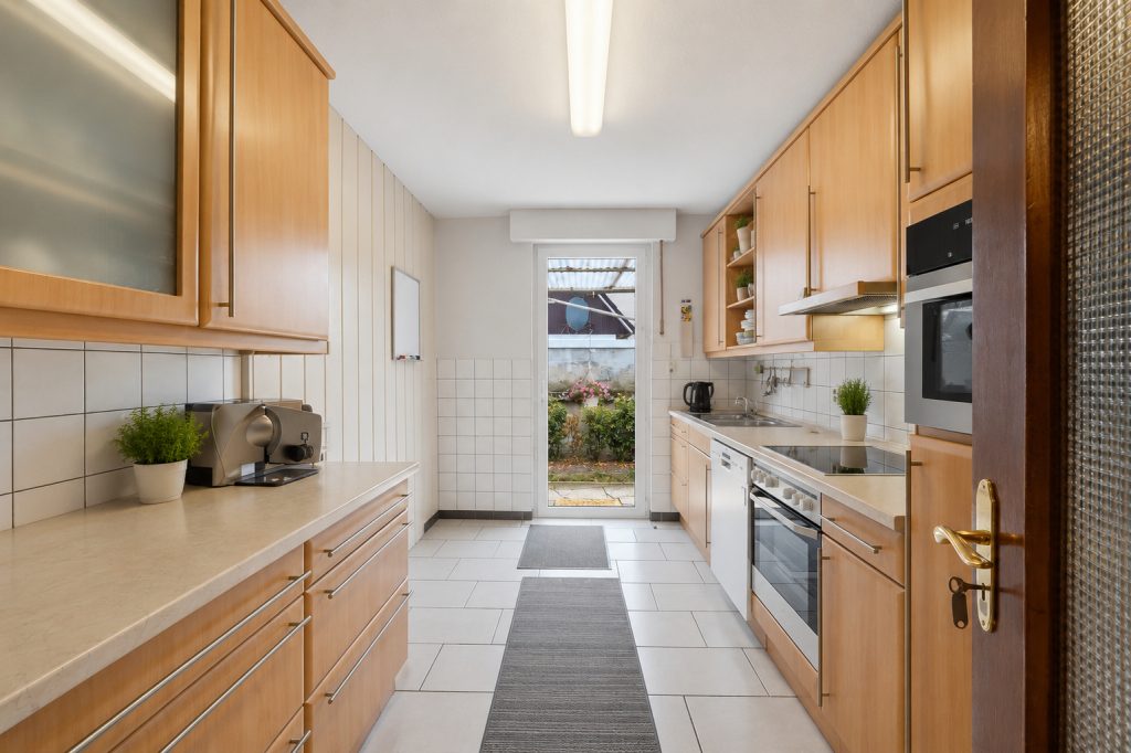 Gütelhöfer Immobilien - Immobilienangebot - Rheinbach - Alle - Sanierung oder Neubau? 906m² Traumgrundstück mit Bungalow und Garage in Rheinbacher Top-Lage