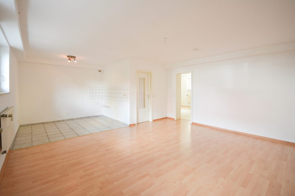 Gütelhöfer Immobilien - Immobilienangebot - Bornheim - Alle - Singles aufgepasst! Bezugsfreie Zweizimmerwohnung im Souterrain mit Kfz-Stellplatz in Bornheim