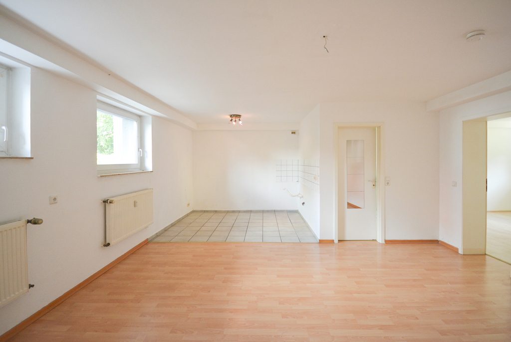 Gütelhöfer Immobilien - Immobilienangebot - Bornheim - Alle - Singles aufgepasst! Bezugsfreie Zweizimmerwohnung im Souterrain mit Kfz-Stellplatz in Bornheim