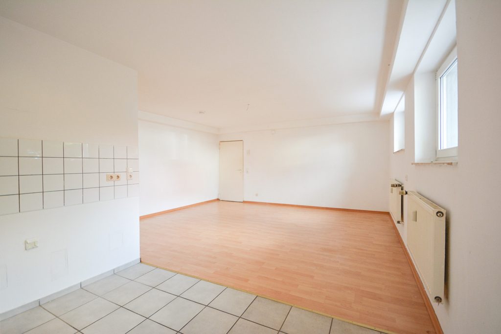 Gütelhöfer Immobilien - Immobilienangebot - Bornheim - Alle - Singles aufgepasst! Bezugsfreie Zweizimmerwohnung im Souterrain mit Kfz-Stellplatz in Bornheim