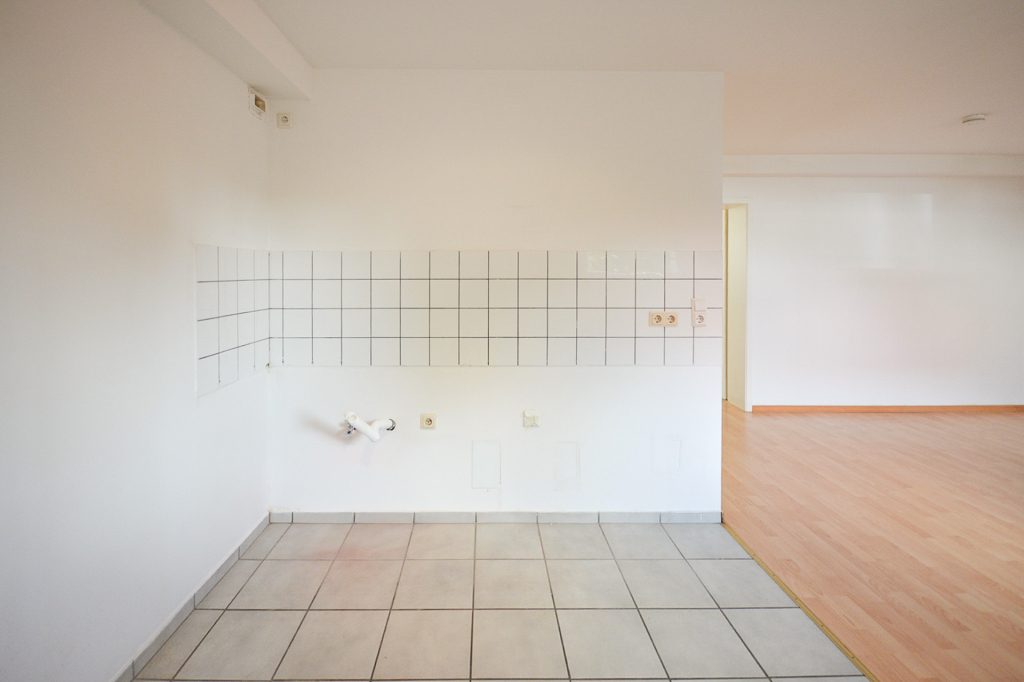 Gütelhöfer Immobilien - Immobilienangebot - Bornheim - Alle - Singles aufgepasst! Bezugsfreie Zweizimmerwohnung im Souterrain mit Kfz-Stellplatz in Bornheim