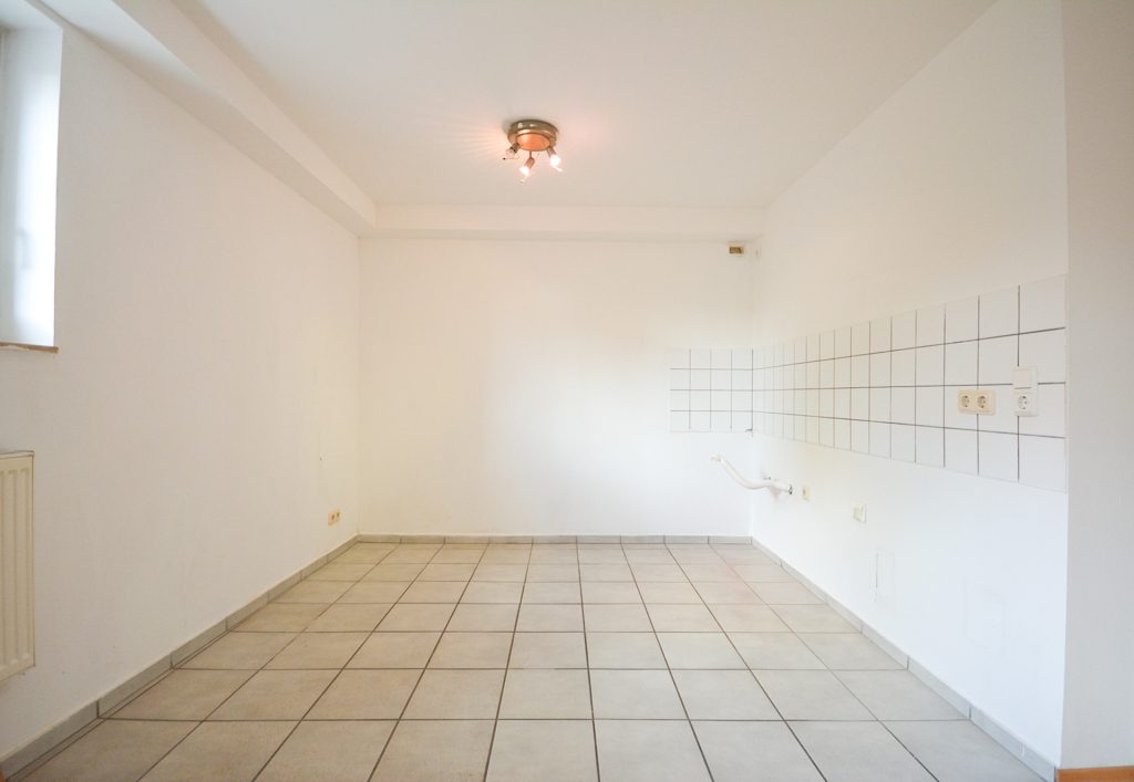 Gütelhöfer Immobilien - Immobilienangebot - Bornheim - Alle - Singles aufgepasst! Bezugsfreie Zweizimmerwohnung im Souterrain mit Kfz-Stellplatz in Bornheim