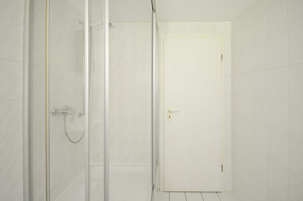 Gütelhöfer Immobilien - Immobilienangebot - Bornheim - Alle - Singles aufgepasst! Bezugsfreie Zweizimmerwohnung im Souterrain mit Kfz-Stellplatz in Bornheim