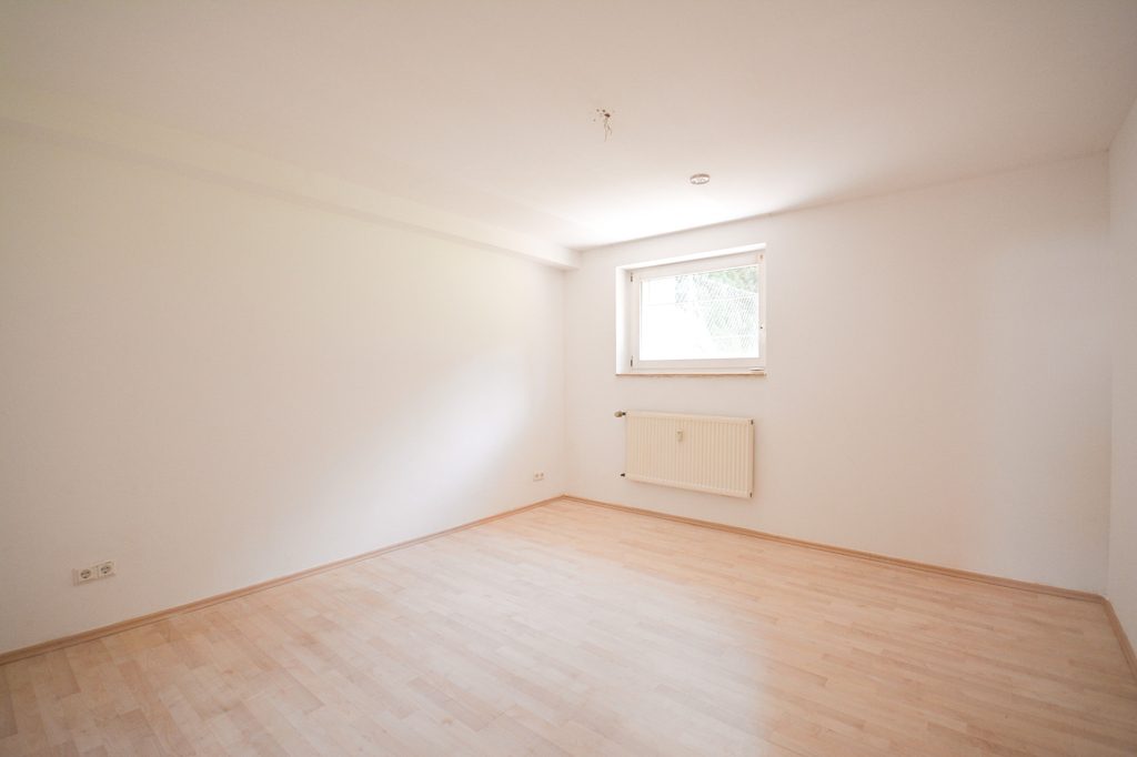 Gütelhöfer Immobilien - Immobilienangebot - Bornheim - Alle - Singles aufgepasst! Bezugsfreie Zweizimmerwohnung im Souterrain mit Kfz-Stellplatz in Bornheim