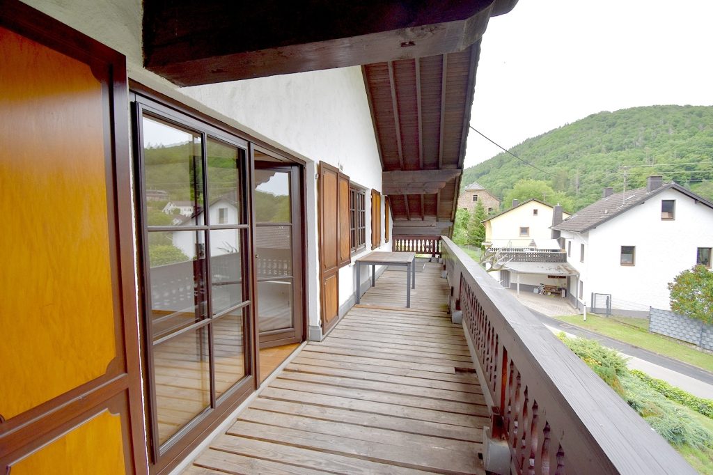Gütelhöfer Immobilien - Immobilienangebot - Kirchsahr - Alle - Naturnah wohnen: Großzügige Dachgeschosswohnung mit Kaminofen, Einbauküche und großzügigem Balkon