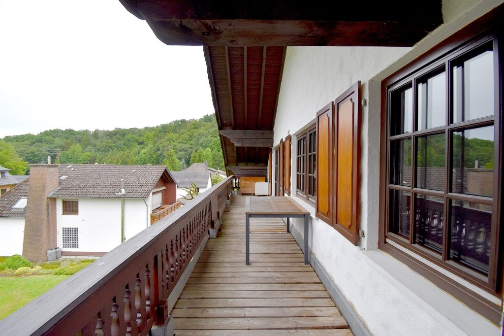 Gütelhöfer Immobilien - Immobilienangebot - Kirchsahr - Alle - Naturnah wohnen: Großzügige Dachgeschosswohnung mit Kaminofen, Einbauküche und großzügigem Balkon