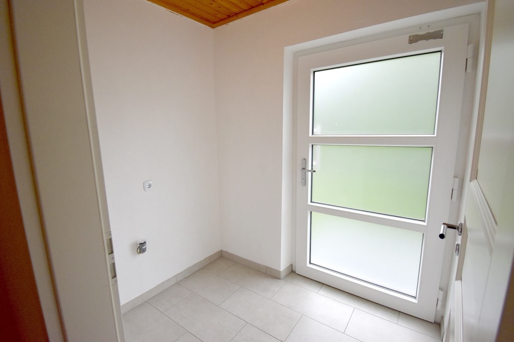 Gütelhöfer Immobilien - Immobilienangebot - Kirchsahr - Alle - Naturnah wohnen: Großzügige Dachgeschosswohnung mit Kaminofen, Einbauküche und großzügigem Balkon