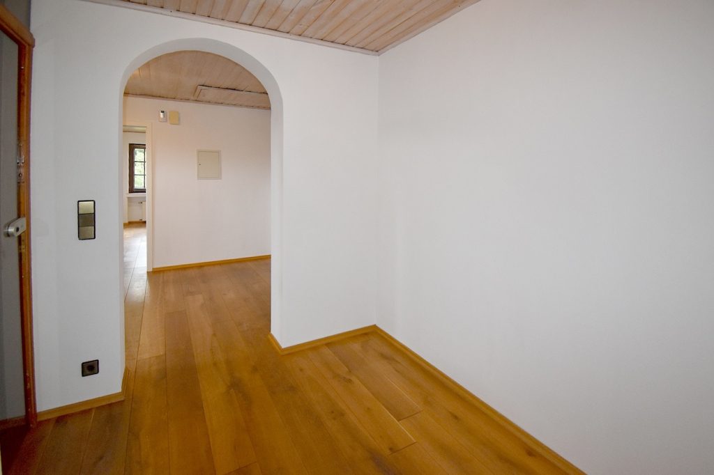 Gütelhöfer Immobilien - Immobilienangebot - Kirchsahr - Alle - Naturnah wohnen: Großzügige Dachgeschosswohnung mit Kaminofen, Einbauküche und großzügigem Balkon