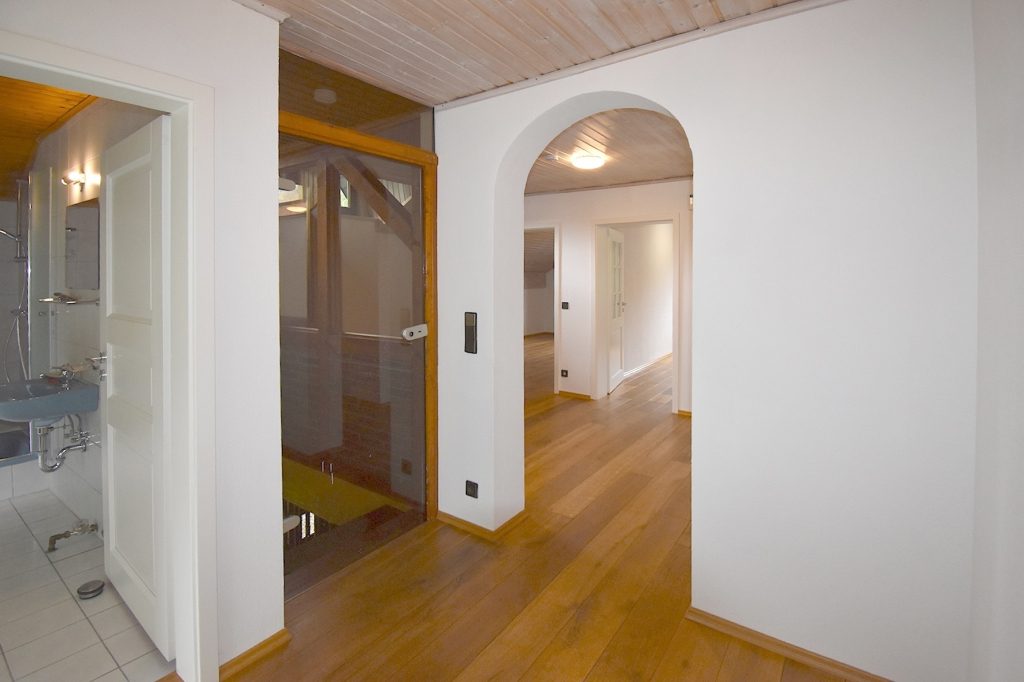 Gütelhöfer Immobilien - Immobilienangebot - Kirchsahr - Alle - Naturnah wohnen: Großzügige Dachgeschosswohnung mit Kaminofen, Einbauküche und großzügigem Balkon
