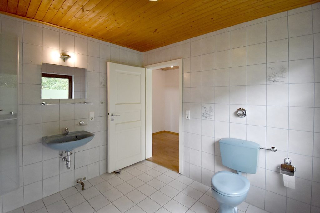 Gütelhöfer Immobilien - Immobilienangebot - Kirchsahr - Alle - Naturnah wohnen: Großzügige Dachgeschosswohnung mit Kaminofen, Einbauküche und großzügigem Balkon