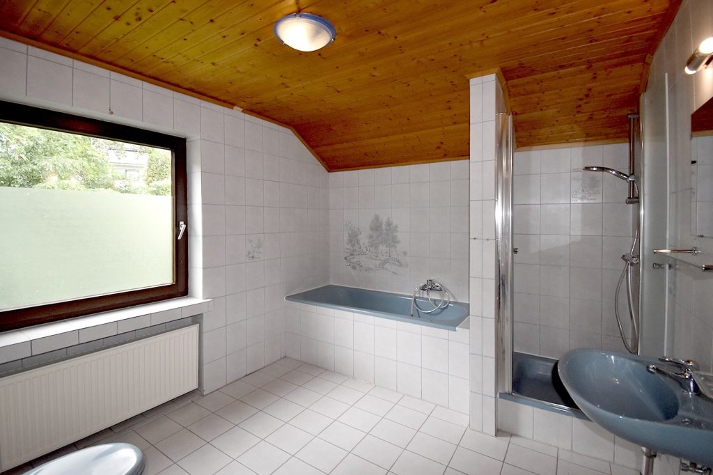 Gütelhöfer Immobilien - Immobilienangebot - Kirchsahr - Alle - Naturnah wohnen: Großzügige Dachgeschosswohnung mit Kaminofen, Einbauküche und großzügigem Balkon