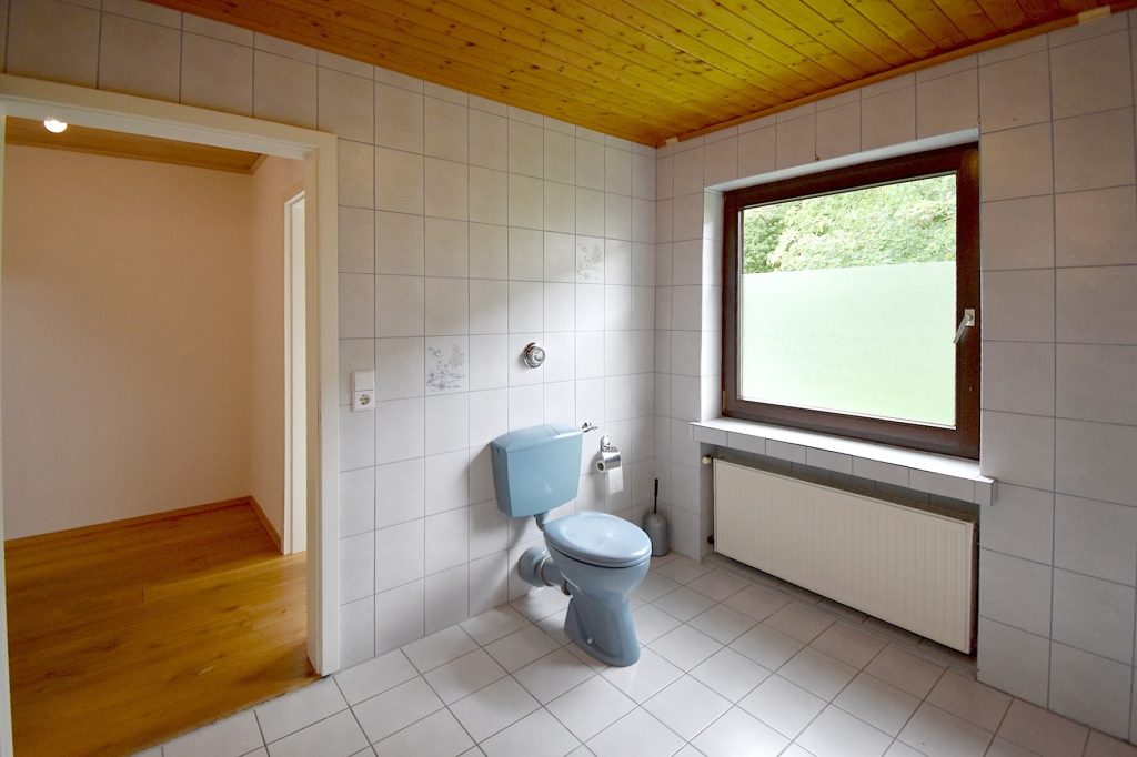 Gütelhöfer Immobilien - Immobilienangebot - Kirchsahr - Alle - Naturnah wohnen: Großzügige Dachgeschosswohnung mit Kaminofen, Einbauküche und großzügigem Balkon