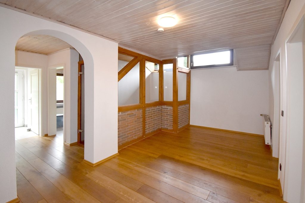 Gütelhöfer Immobilien - Immobilienangebot - Kirchsahr - Alle - Naturnah wohnen: Großzügige Dachgeschosswohnung mit Kaminofen, Einbauküche und großzügigem Balkon