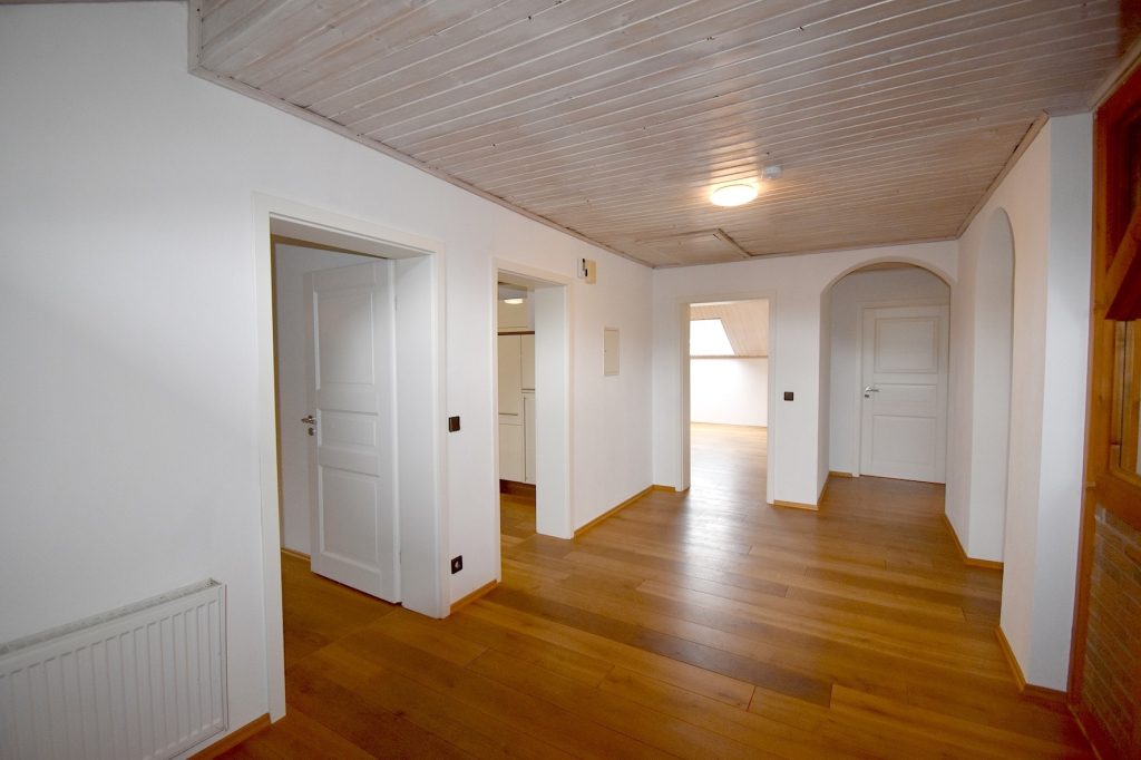 Gütelhöfer Immobilien - Immobilienangebot - Kirchsahr - Alle - Naturnah wohnen: Großzügige Dachgeschosswohnung mit Kaminofen, Einbauküche und großzügigem Balkon