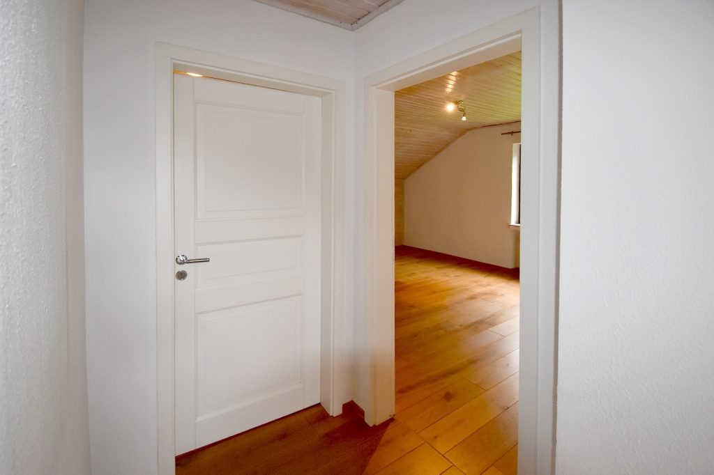 Gütelhöfer Immobilien - Immobilienangebot - Kirchsahr - Alle - Naturnah wohnen: Großzügige Dachgeschosswohnung mit Kaminofen, Einbauküche und großzügigem Balkon