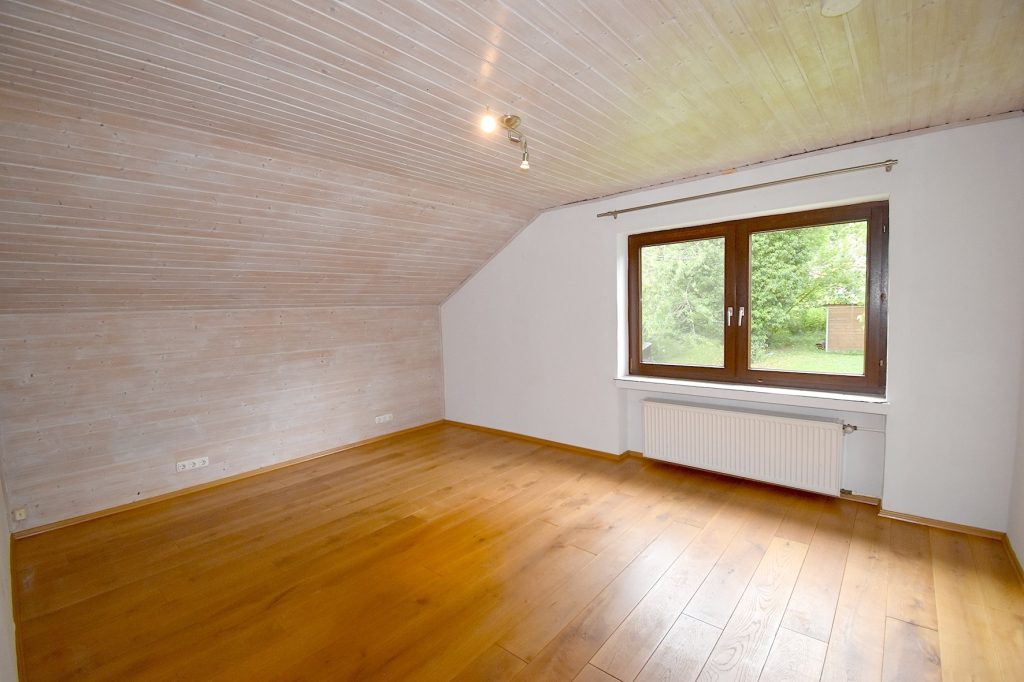 Gütelhöfer Immobilien - Immobilienangebot - Kirchsahr - Alle - Naturnah wohnen: Großzügige Dachgeschosswohnung mit Kaminofen, Einbauküche und großzügigem Balkon