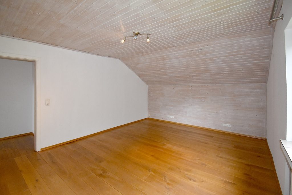 Gütelhöfer Immobilien - Immobilienangebot - Kirchsahr - Alle - Naturnah wohnen: Großzügige Dachgeschosswohnung mit Kaminofen, Einbauküche und großzügigem Balkon