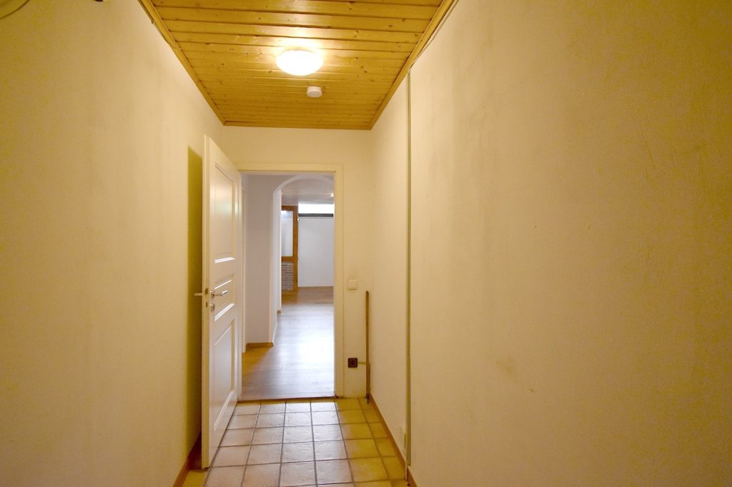 Gütelhöfer Immobilien - Immobilienangebot - Kirchsahr - Alle - Naturnah wohnen: Großzügige Dachgeschosswohnung mit Kaminofen, Einbauküche und großzügigem Balkon