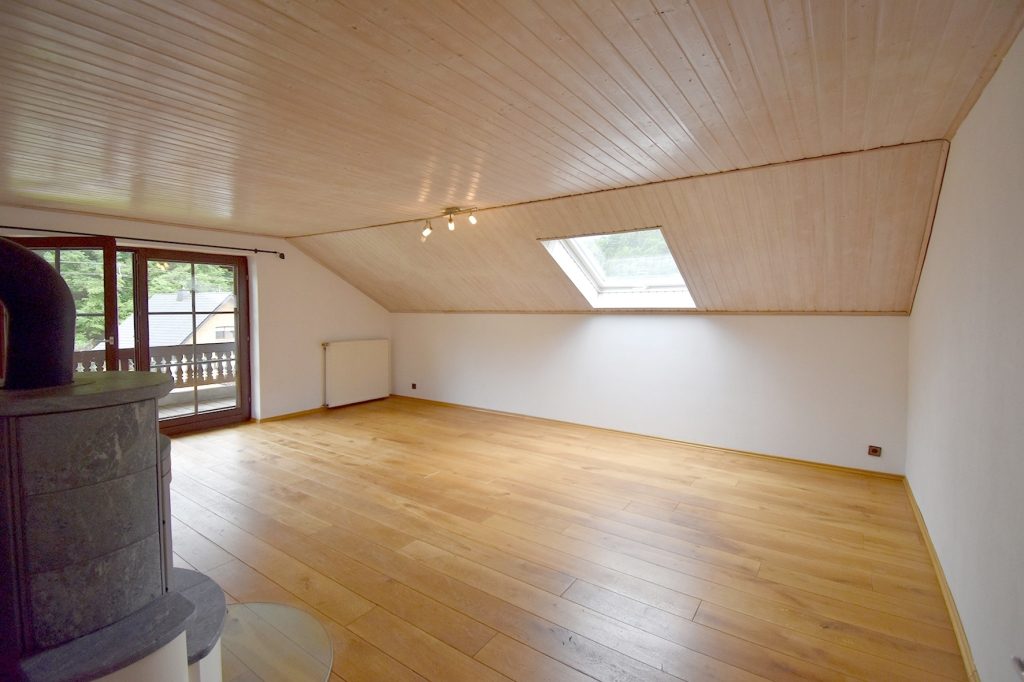 Gütelhöfer Immobilien - Immobilienangebot - Kirchsahr - Alle - Naturnah wohnen: Großzügige Dachgeschosswohnung mit Kaminofen, Einbauküche und großzügigem Balkon
