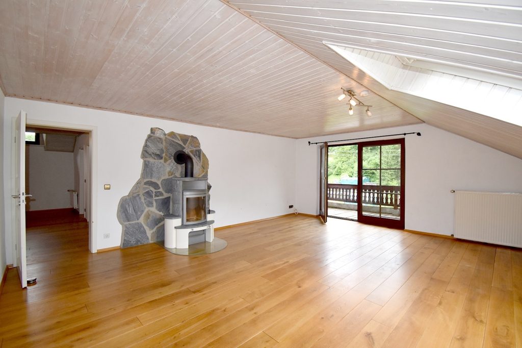 Gütelhöfer Immobilien - Immobilienangebot - Kirchsahr - Alle - Naturnah wohnen: Großzügige Dachgeschosswohnung mit Kaminofen, Einbauküche und großzügigem Balkon