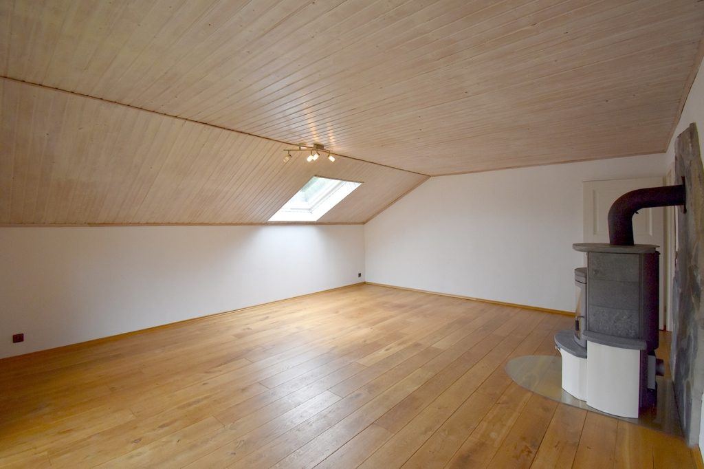 Gütelhöfer Immobilien - Immobilienangebot - Kirchsahr - Alle - Naturnah wohnen: Großzügige Dachgeschosswohnung mit Kaminofen, Einbauküche und großzügigem Balkon