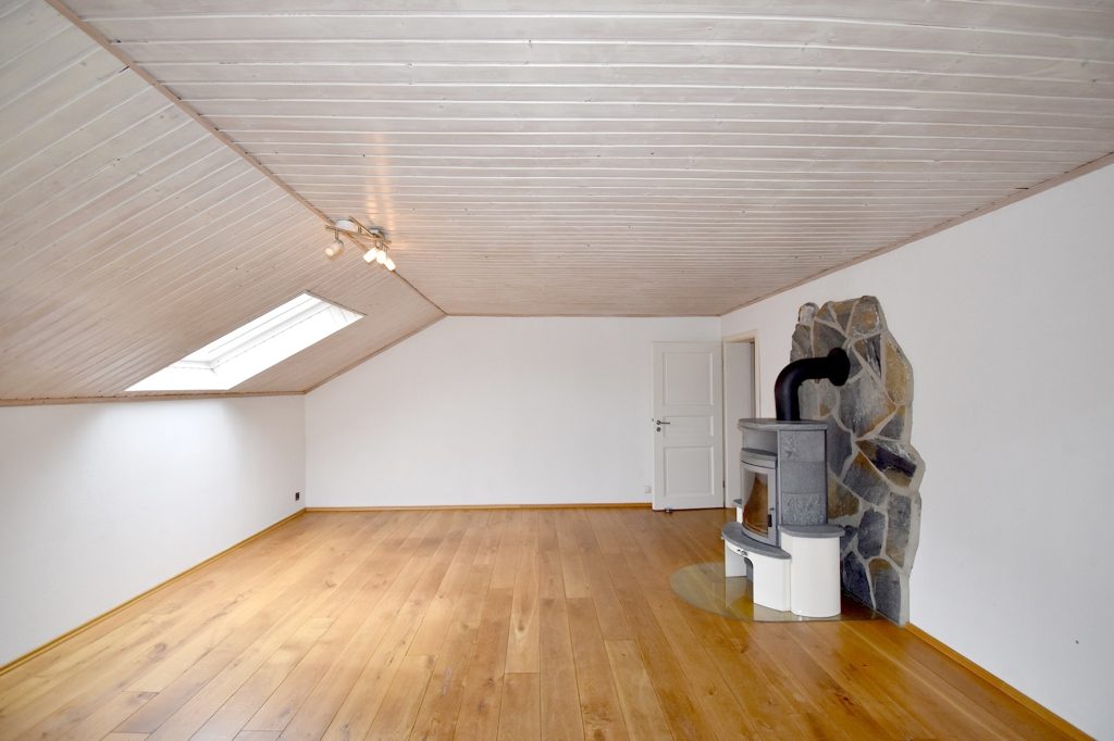 Gütelhöfer Immobilien - Immobilienangebot - Kirchsahr - Alle - Naturnah wohnen: Großzügige Dachgeschosswohnung mit Kaminofen, Einbauküche und großzügigem Balkon