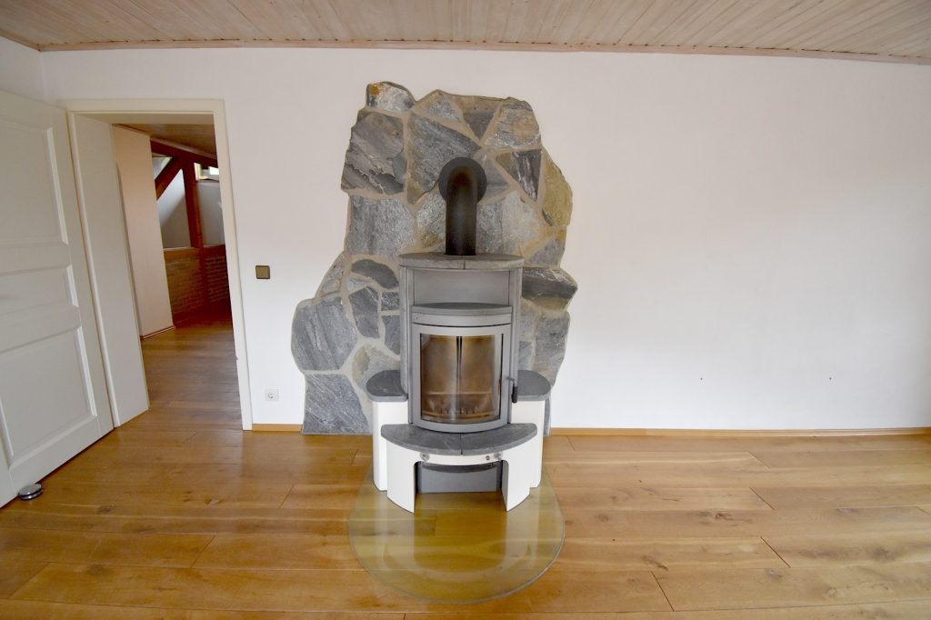 Gütelhöfer Immobilien - Immobilienangebot - Kirchsahr - Alle - Naturnah wohnen: Großzügige Dachgeschosswohnung mit Kaminofen, Einbauküche und großzügigem Balkon
