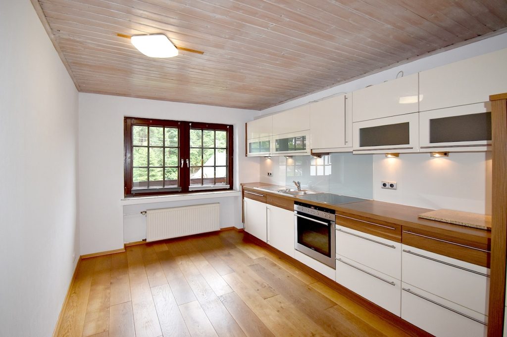 Gütelhöfer Immobilien - Immobilienangebot - Kirchsahr - Alle - Naturnah wohnen: Großzügige Dachgeschosswohnung mit Kaminofen, Einbauküche und großzügigem Balkon
