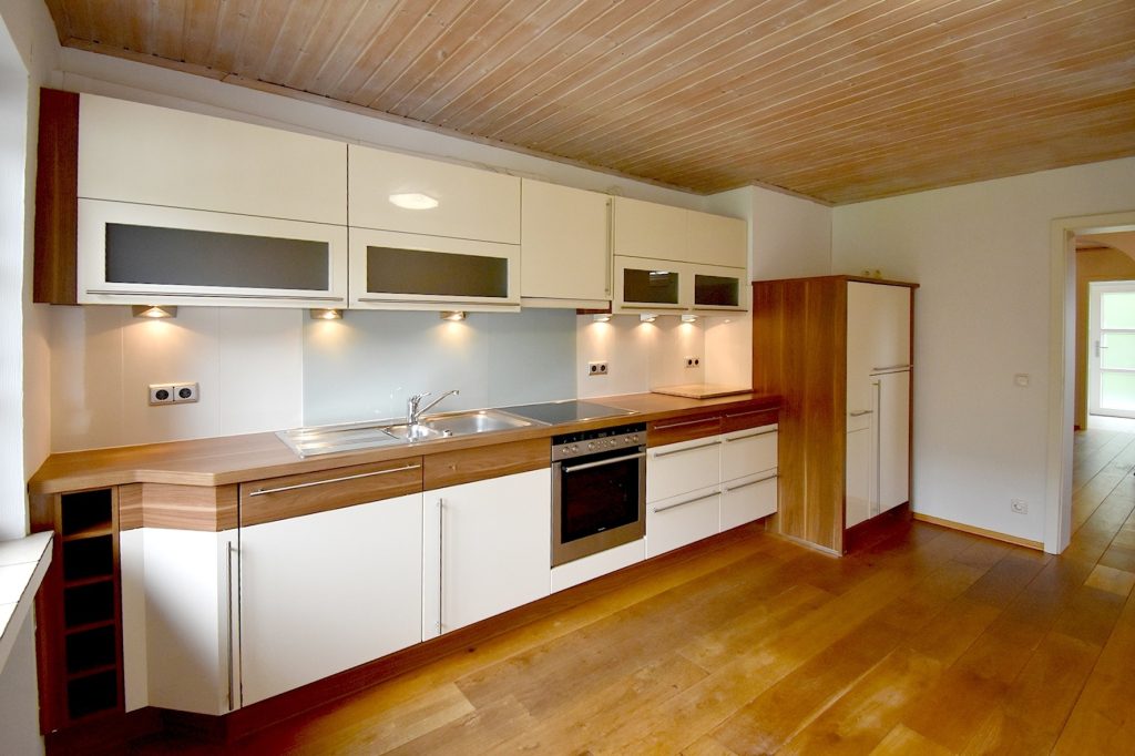 Gütelhöfer Immobilien - Immobilienangebot - Kirchsahr - Alle - Naturnah wohnen: Großzügige Dachgeschosswohnung mit Kaminofen, Einbauküche und großzügigem Balkon