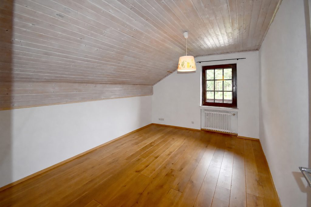Gütelhöfer Immobilien - Immobilienangebot - Kirchsahr - Alle - Naturnah wohnen: Großzügige Dachgeschosswohnung mit Kaminofen, Einbauküche und großzügigem Balkon
