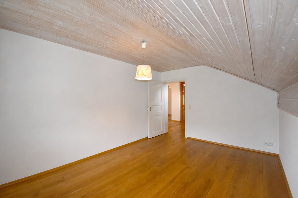Gütelhöfer Immobilien - Immobilienangebot - Kirchsahr - Alle - Naturnah wohnen: Großzügige Dachgeschosswohnung mit Kaminofen, Einbauküche und großzügigem Balkon