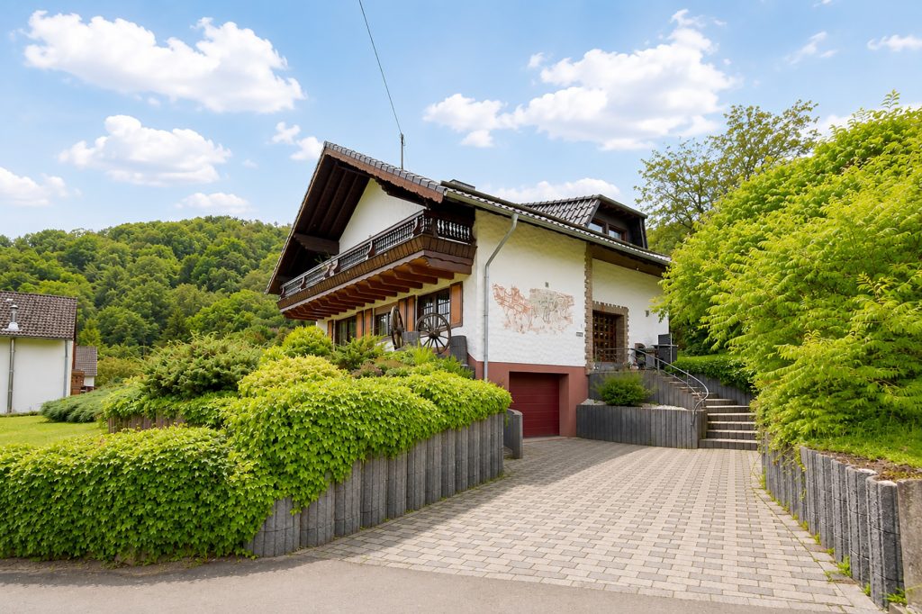 Gütelhöfer Immobilien - Immobilienangebot - Kirchsahr - Alle - Naturnah wohnen: Großzügige Dachgeschosswohnung mit Kaminofen, Einbauküche und großzügigem Balkon