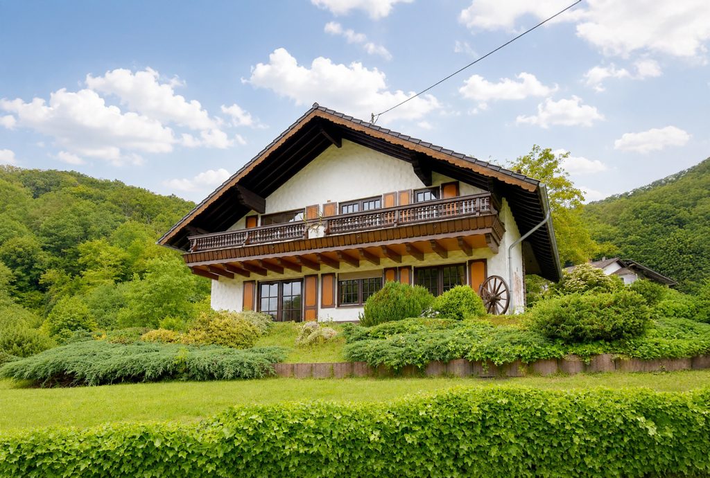 Gütelhöfer Immobilien - Immobilienangebot - Kirchsahr - Alle - Naturnah wohnen: Großzügige Dachgeschosswohnung mit Kaminofen, Einbauküche und großzügigem Balkon