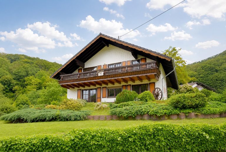Gütelhöfer Immobilien - Immobilienangebot - Kirchsahr - Alle - Naturnah wohnen: Großzügige Dachgeschosswohnung mit Kaminofen, Einbauküche und großzügigem Balkon