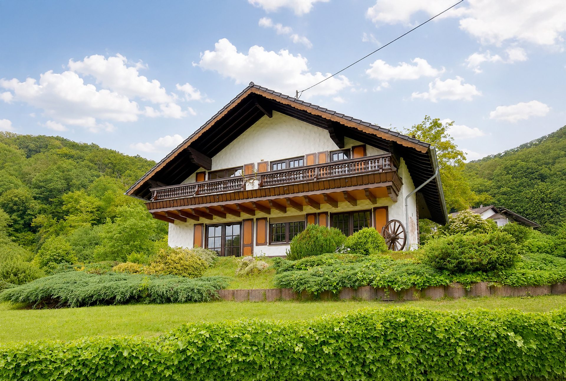 Gütelhöfer Immobilien - Immobilienangebot - Kirchsahr - Alle - Naturnah wohnen: Großzügige Dachgeschosswohnung mit Kaminofen, Einbauküche und großzügigem Balkon