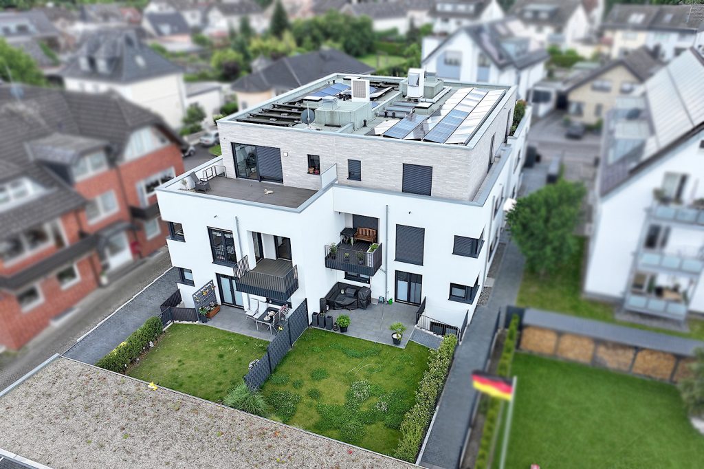 Gütelhöfer Immobilien - Immobilienangebot - Bornheim - Alle - Barrierefreie und energieeffiziente 116m² Maisonettewohnung mit Garten und Carport in Bornheim